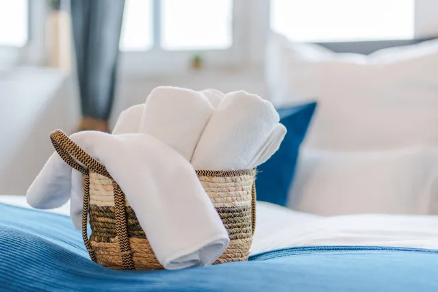 Handtücher auf dem Bett