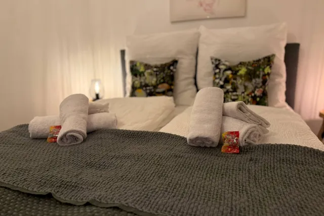 Handtücher auf dem Bett