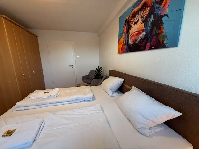 Schlafzimmer mit Kunstbild