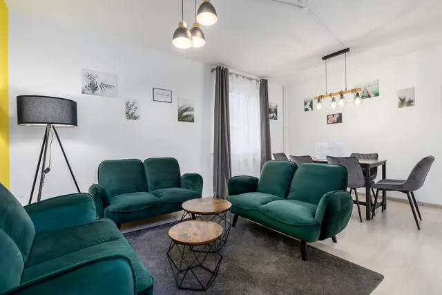 Wohnzimmer mit grünen Sofas