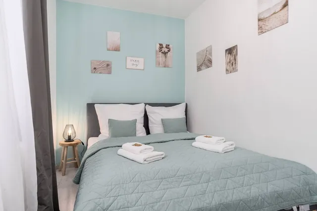 Doppelbett in Mintgrün