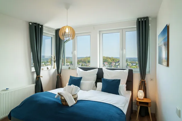 Schlafzimmer mit blauem Bett