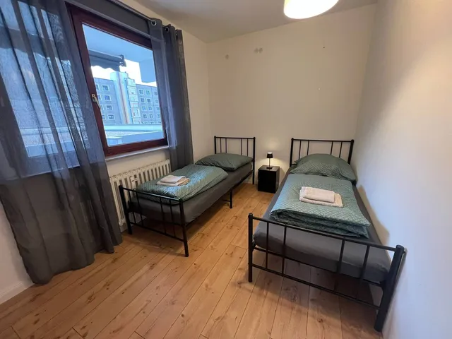 Schlafzimmer mit zwei Einzelbetten