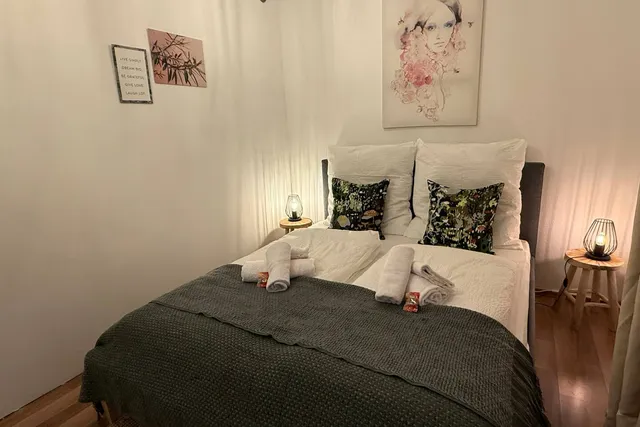 Doppelbett und Nachttischlampen