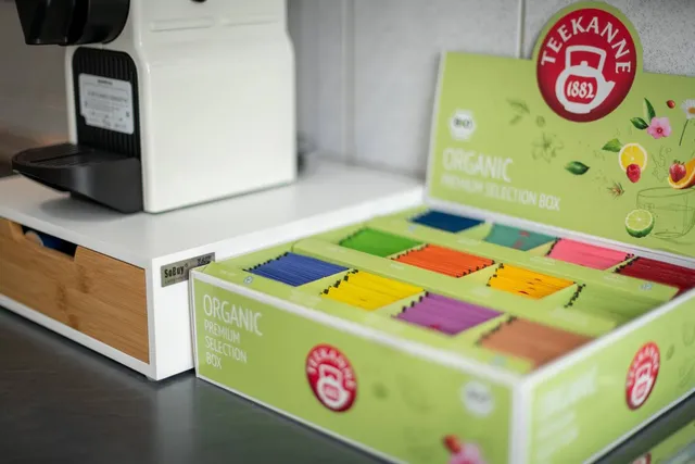 Teebeutel neben der Kaffeemaschine