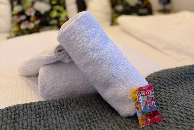 Handtücher auf dem Bett