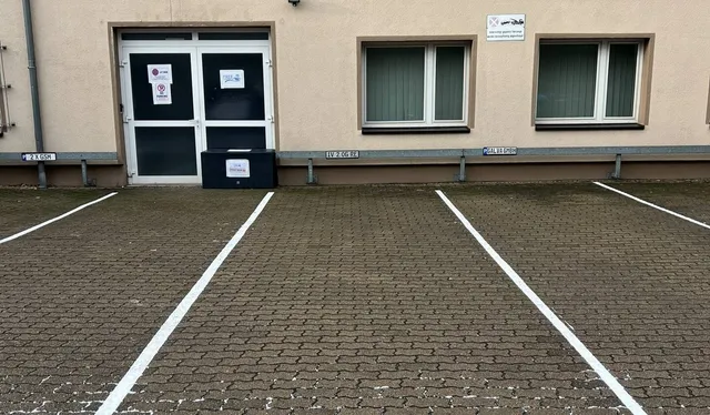 Parkplätze am Gebäude