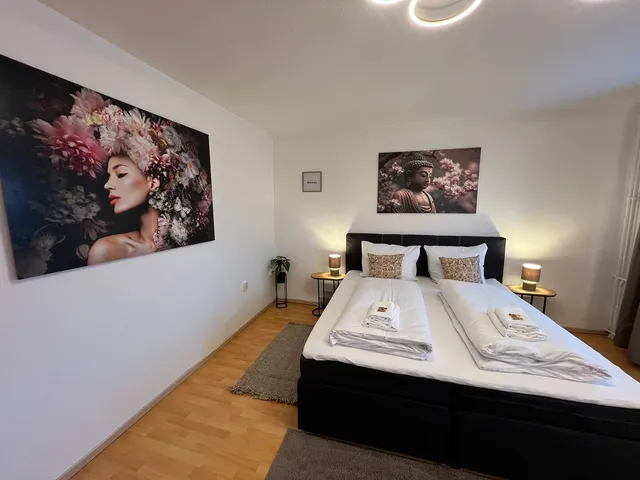 Schlafzimmer mit Kunstbild