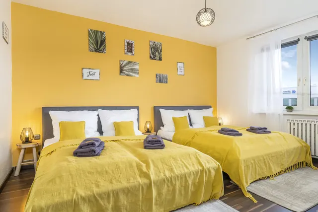 Schlafzimmer mit zwei Betten