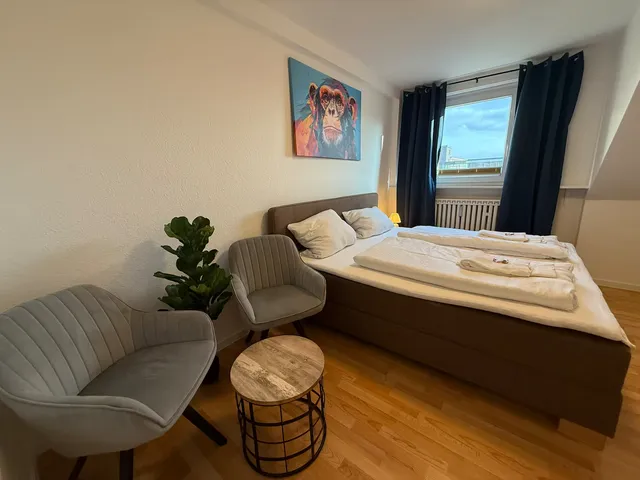 Schlafzimmer mit Sessel
