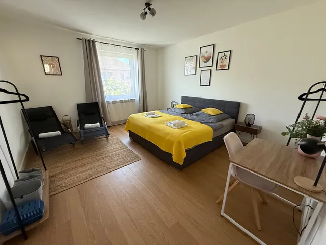 Schlafzimmer mit gelber Decke