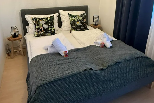 Bett mit Handtüchern